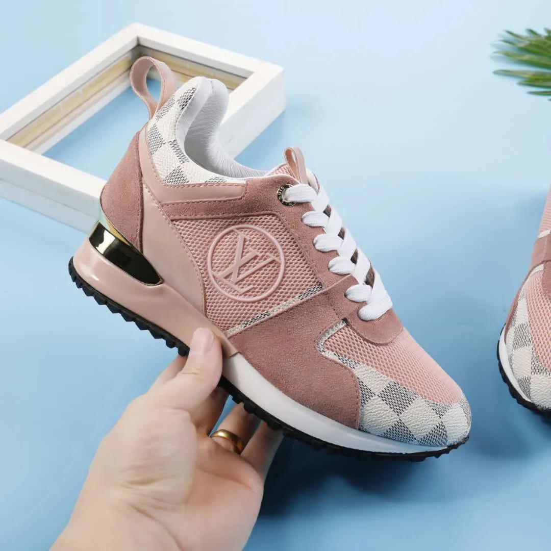 👟👟Ex-factory price 400👟👟 Men's size +10 Couple style, 2019 spring and summer new LOUIS VUITTON The same style of casual sports shoes is launched on Louis Vuitton's official website. Fabric: imported cowhide/cow velvet/breathable mesh, (imported mesh with silicone LV logo), rubber combination outsole, 2cm behind the sole, built-in 0.5cm comfortable feet, size 35-41 for women, 39-46 for men, welcome new and old customers to repost pictures for sale